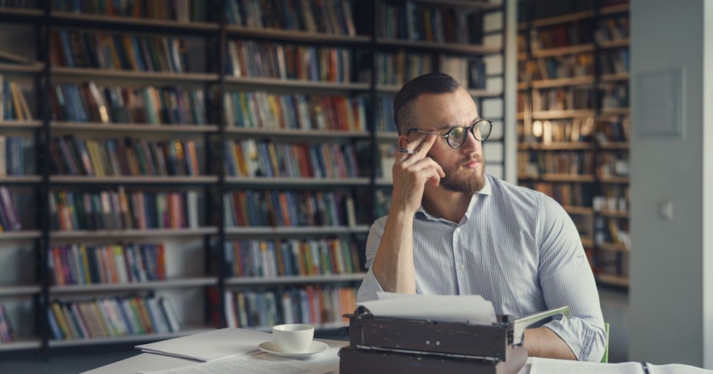 directivo escribiendo libro con ayuda de ghostwriter