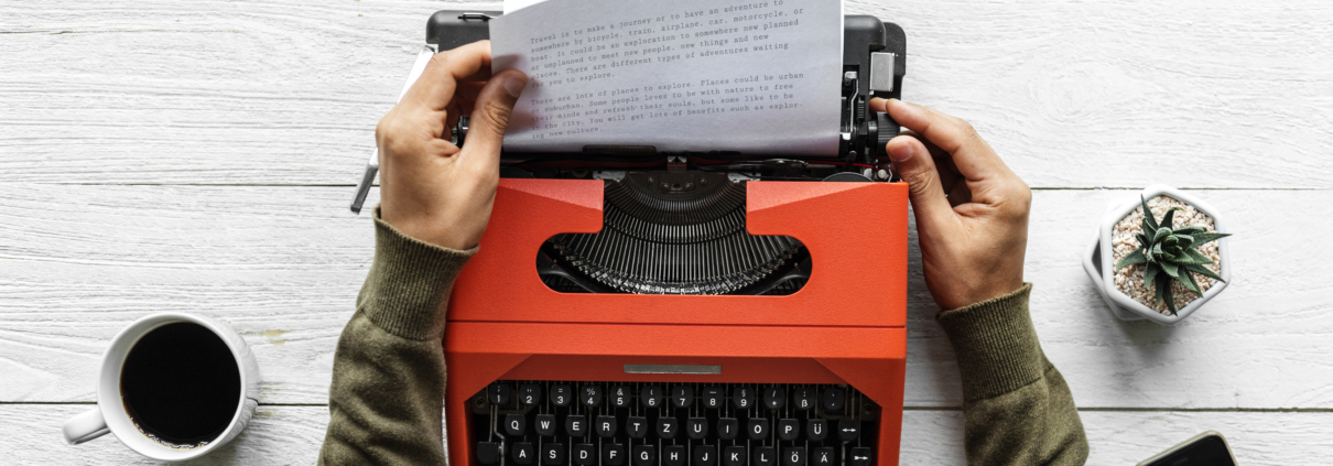 Ghostwriter profesional escribiendo un libro para un directivo