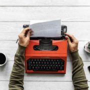 ¿Cuánto cuesta un ghostwriter? Lo que nadie te explica claro Ghostwriter profesional escribiendo un libro para un directivo