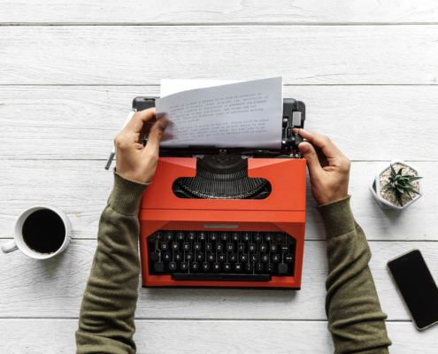 Ghostwriter profesional escribiendo un libro para un directivo