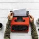 Ghostwriter profesional escribiendo un libro para un directivo