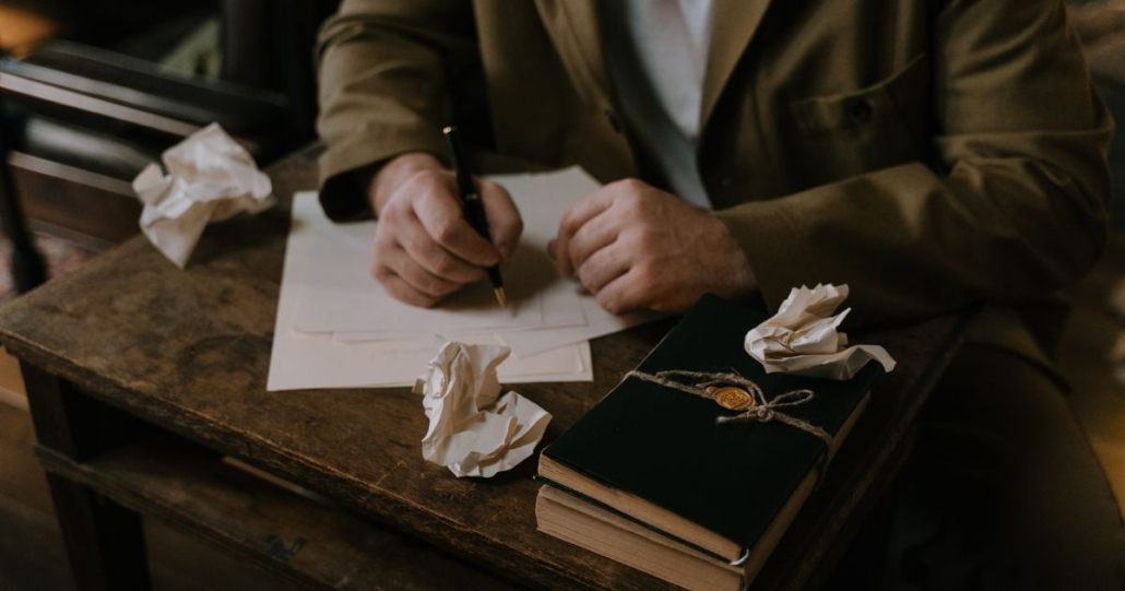 directivo escribiendo libro con ayuda de ghostwriter